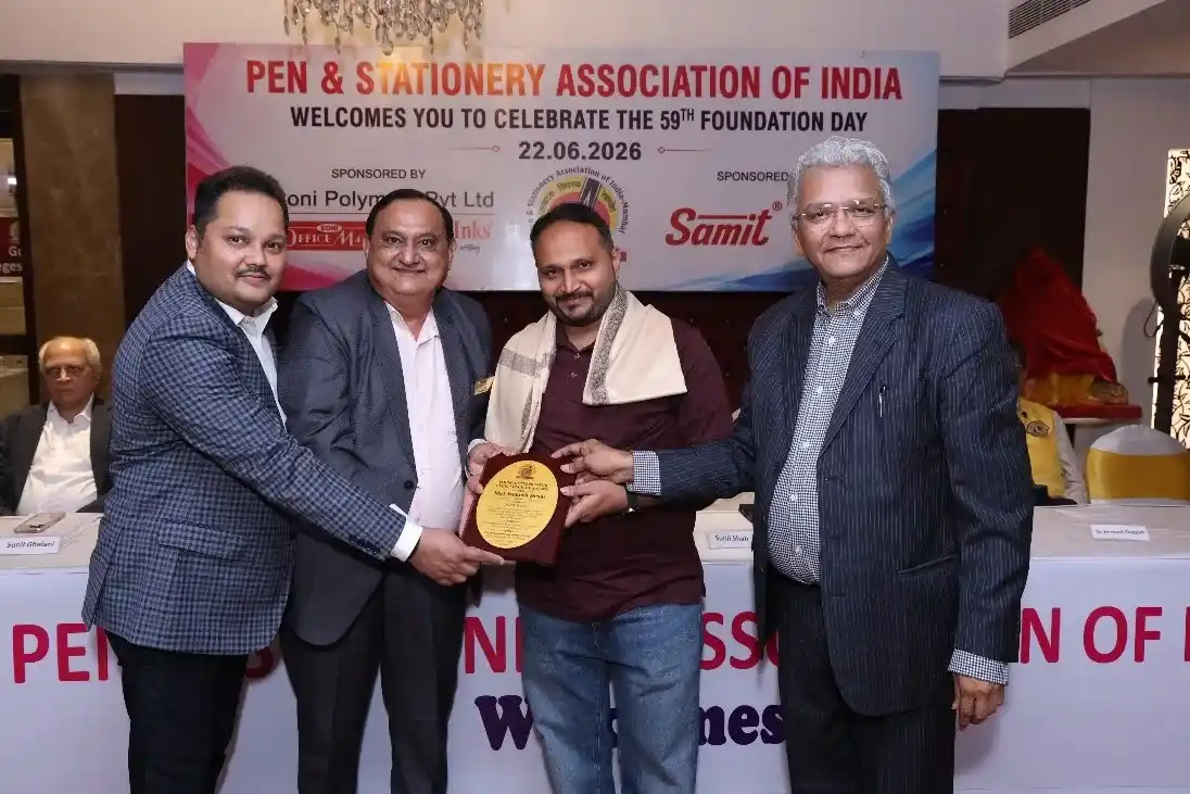 🏆 Young Entrepreneur Excellence Award 2026 – Shri Aniket Desai Shri Aniket Desai, Partner, VHM Trader, receiving the Young Entrepreneur Excellence Award 2026. 🌟